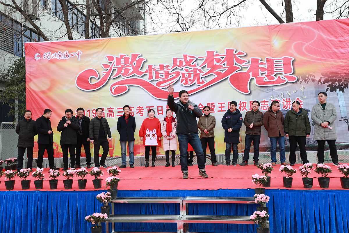 请参考以下内容年终总结时光在指尖间流逝回望一学期的工作本学期体育教学的工作又要接近尾声了在这里我对今年的工作做一个总结。 一、本人坚持以学生健康发展为中心。 在新课标教程的指导下在体育课中开展不但要以健康第一为主要目标的思想还要学生得到锻炼身体从关注学生身体的健康关注心理健康以及学生对高物质社会需求的适应性在教学中抓住学生生长成长发育规律、心理活动和运动形成的规律、终身体育意识和习惯
