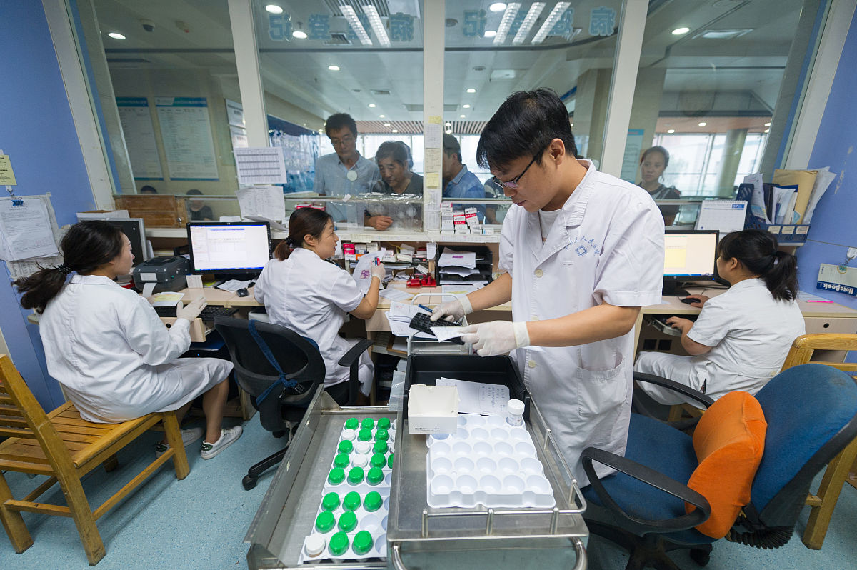 你是一名在县医院帮扶他们发展的病理学家现在想帮助他们开展一些新的病理检查项目准备请写一份帮扶计划书现在介绍一下开展免疫组化的必要性