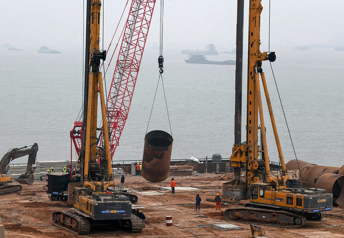 编制招标工程量清单时拟定常规施工组织设计时需注意的问题是 。A、完善现场踏勘资料B、拟定施工顺序C、估算整体工程量D、拟定施工进度计划E、拟定施工总方案