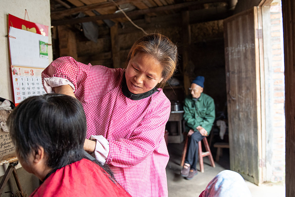 7岁男孩周铭宇：父亲去世、母亲改嫁，与奶奶相依为命，亟需社会援助