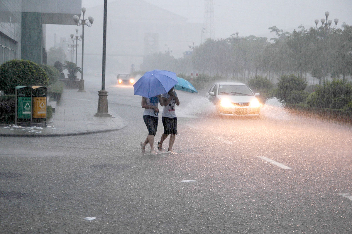 广州的天空要“炸裂”了?雷暴、大风、冰雹齐聚,网友:请赐我个避雷针!