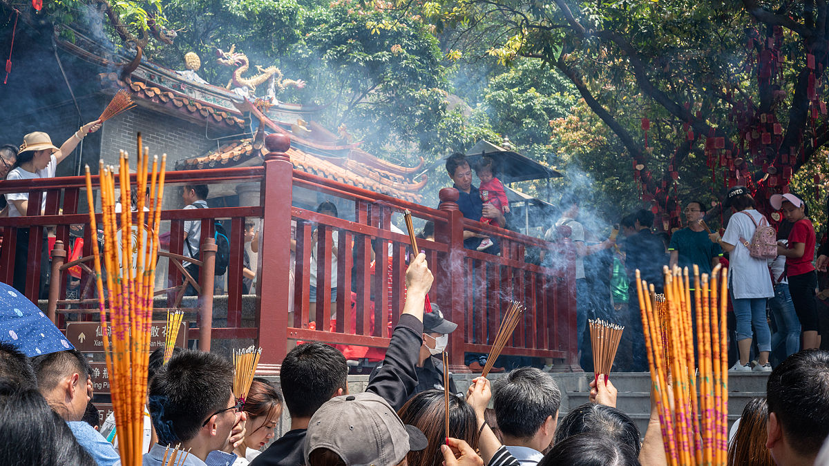 2019年4月5日,清明节深圳市凤凰山凤岩古庙烧香拜佛的人群.