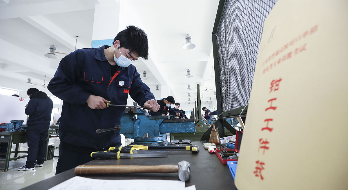 金工实习体会：收获经验，提升技能 | 300字心得分享