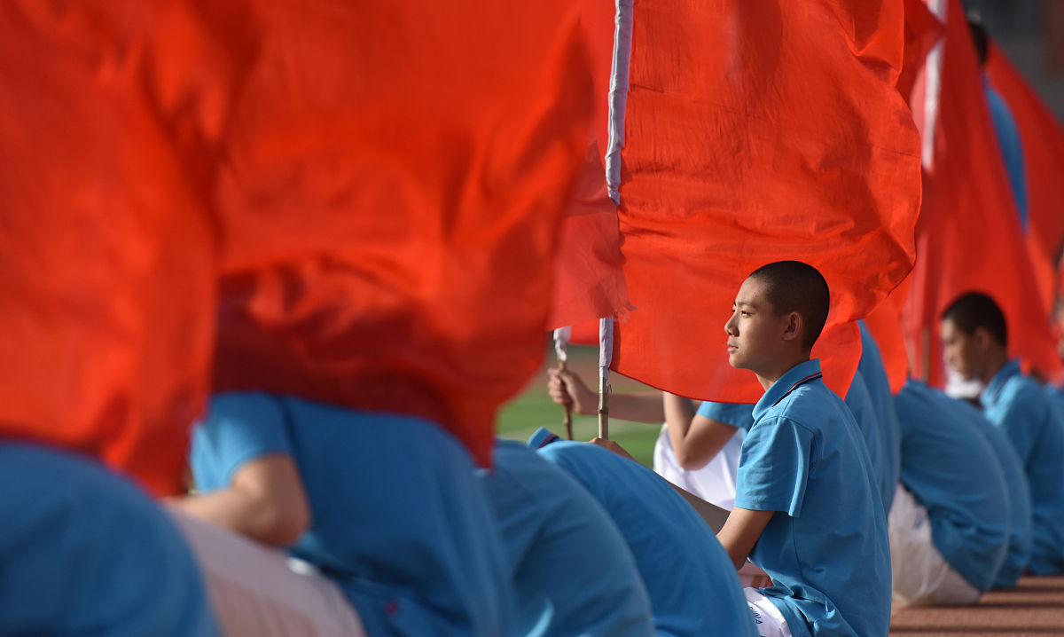 你的同班同学小华原本非常努力但上了初三后历经考试的成绩不甚理想渐渐变得消沉怠惰。到学期末时便以生病为由连续多天不来学校他的父母在家多次劝说督促软硬兼施他才勉强去上了两天课随后便又请假回家。同学们问他缘由他说我不是学习的料反正努力了这么久也没有用我还是回家躺平吧。听了小华的话你有什么想法？请你给小华同学写一封信分享一下你的见解。要求题目自拟。信的落款是小超日期是2023年1月5日。不少于500字文中