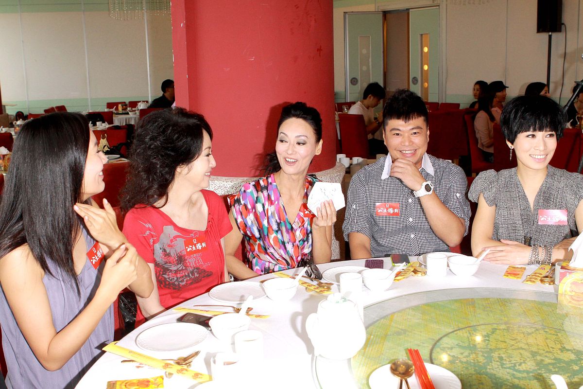 中秋晚宴开场白：团圆喜悦，共度美好夜晚