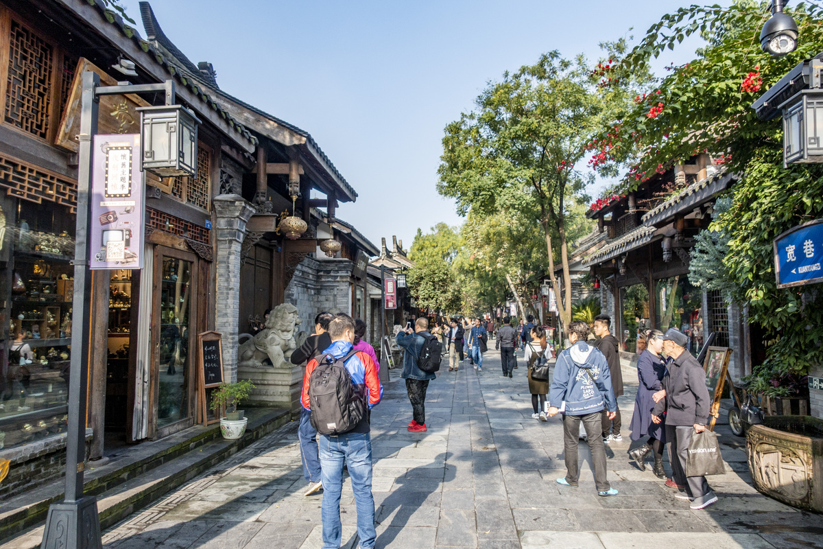 请用通顺的语句转述并精简：在成都全力打造休闲之都的发展背景下2003年成都政府启动了宽窄巷子历史文化街区主体改造工程确定在保持老成都原貌建筑的基础上形成以旅游休闲为主的、具有浓郁巴蜀地方特色和文化氛围的复合型商业街区。2007年成都市委市政府、青羊区政府联合整合资源对商业功能进行了整体规划和开发政府先后投资63亿余元完成了核心保护区周边楼房及建筑风貌的综合整治。2008年宽窄巷子改造工程全面竣工作