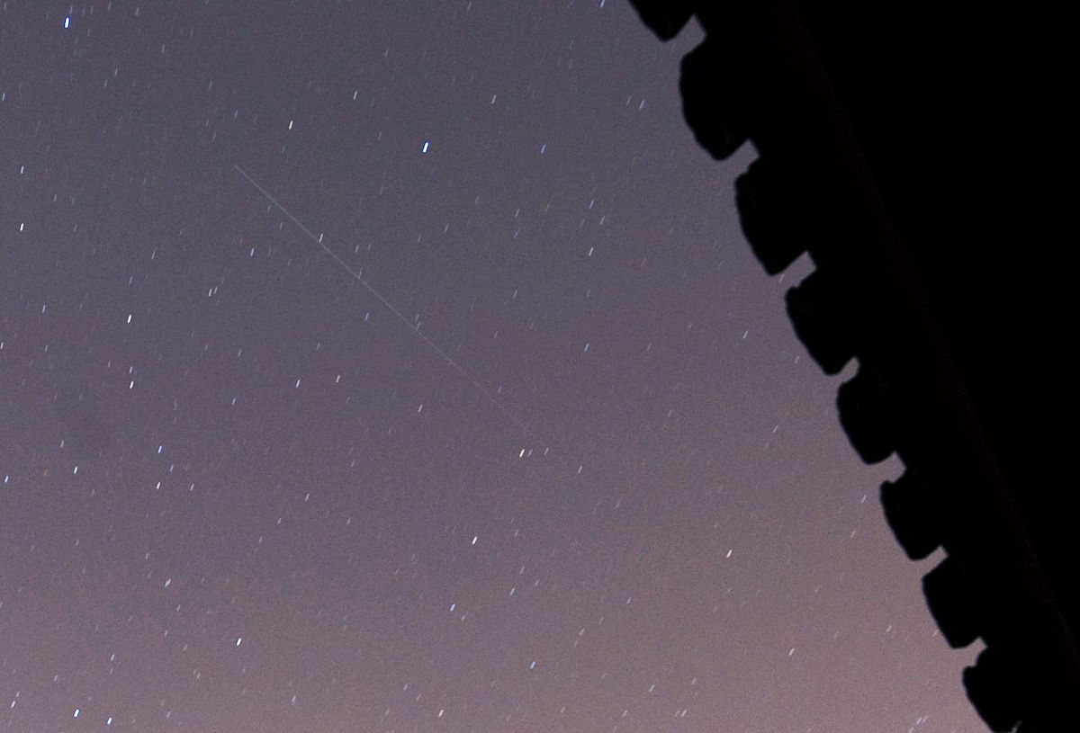 (杭州媒体请勿下载使用!)2010年8月13日凌晨,杭州玉皇山,英仙座流星雨