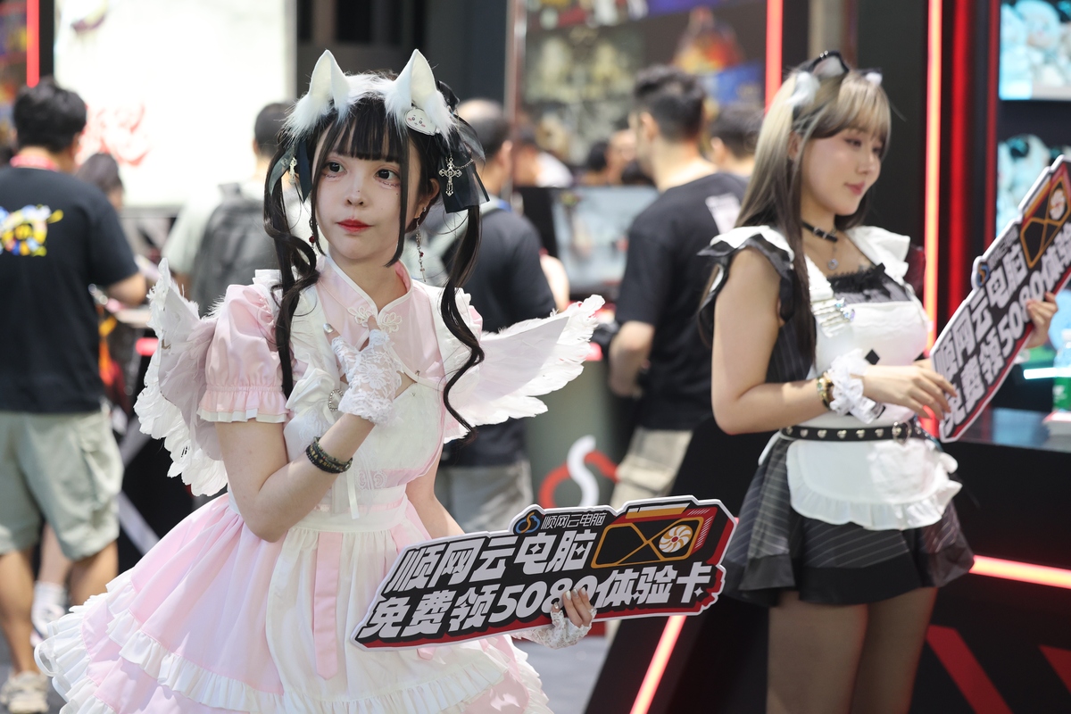 文化节后的意外发现：前辈的“女仆”装扮