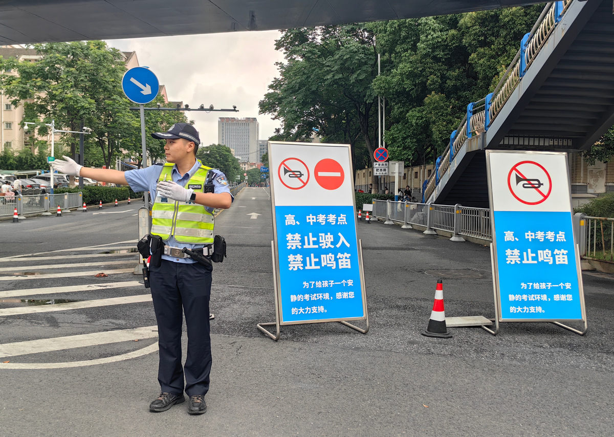 高速公路禁行车辆：非机动车、行人、慢速车