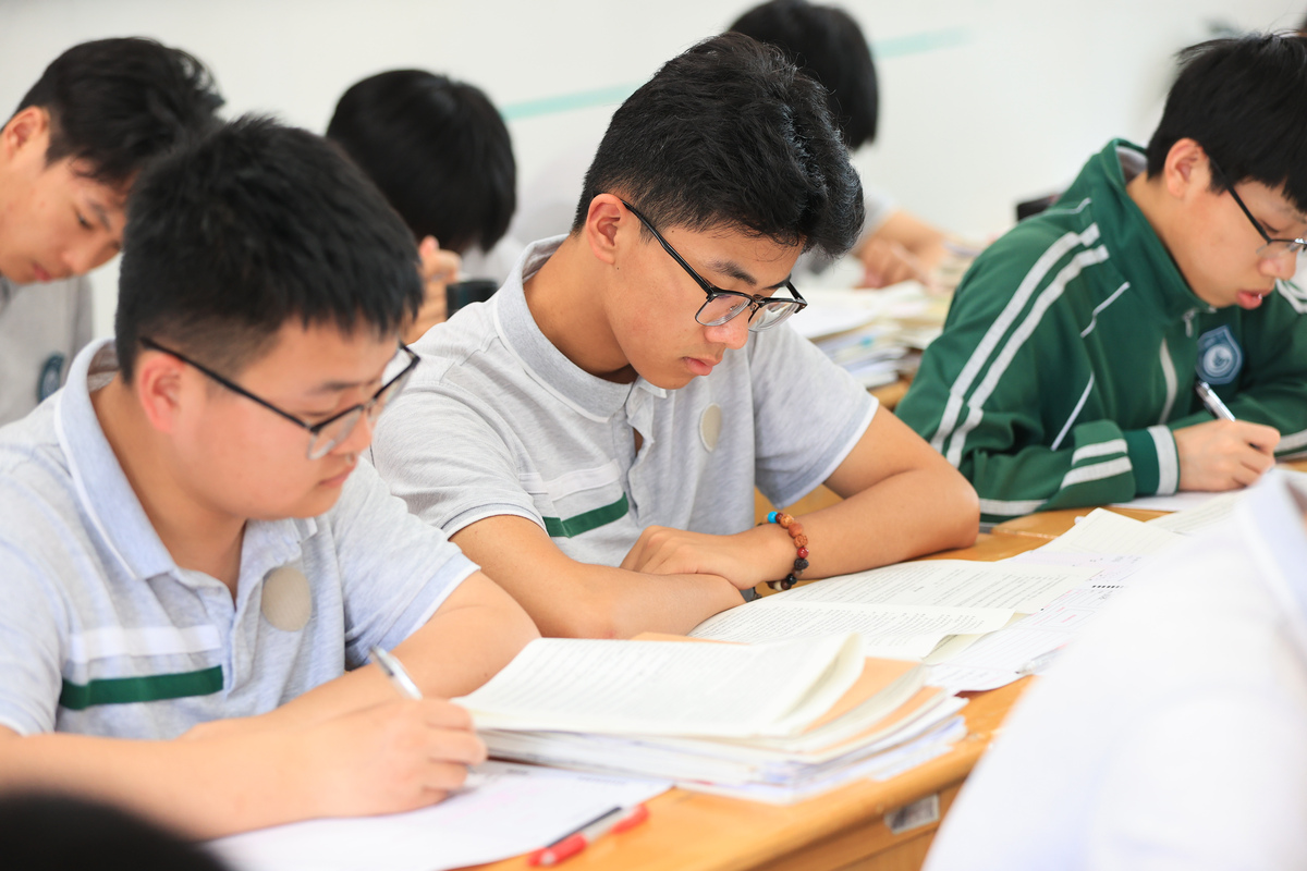 15岁学生上几年级？高中二年级还是初中三年级？