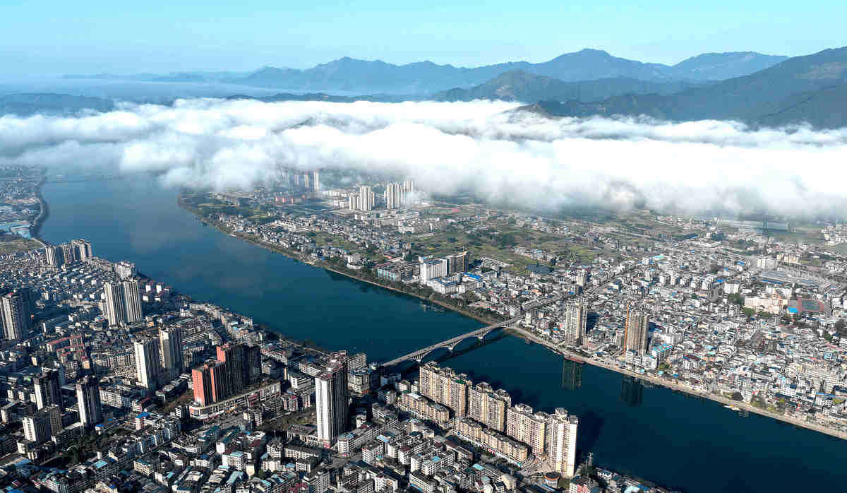 2026年3月12日,广西柳州融安县城云雾缭绕,景色优美.