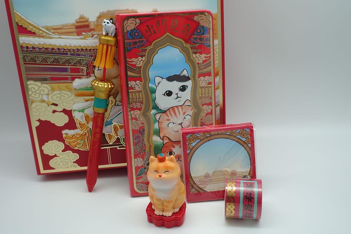 我做了两只狮猫的卡通形象作为文创产品的主角灵感来自于北京景山皇家御猫的传说。白色的叫雪眉象征着聪明美丽；黄色的叫狮猫象征着忠诚守护；项目正在策划你有什么好的建议？谐音梗你知道吗？给我列一些广告语大橘大利这样的成语谐音梗