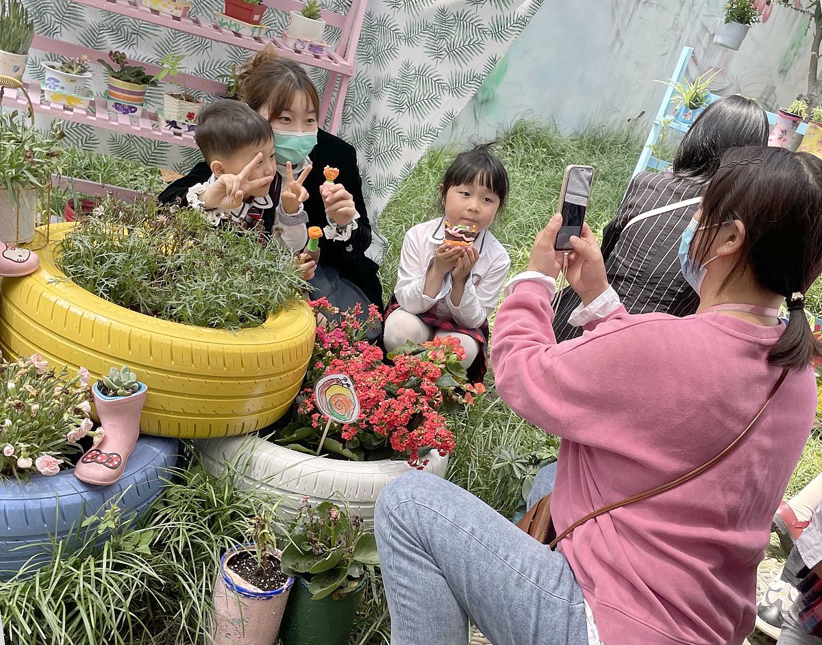 幼儿园小朋友下在公园快乐春游的感受