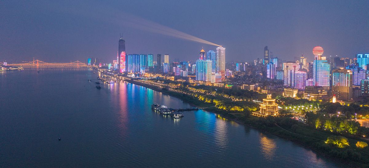2020年4月23日晚,武汉继续上演灯光秀,感谢各地援汉.