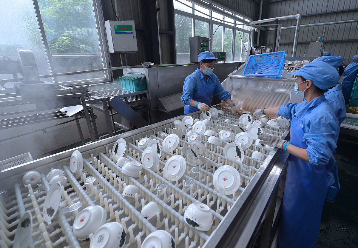 现在你做为广西柳城县鸿艺丝绸有限公司的研发总监政府科技项目的项目申报总监公司针对内部立项的项目基于数控技术的缫丝自动化生产及质量控制关键技术研究与应用申报重点科技研发计划项目。你觉得在真空煮茧设备提升方面应该做哪方面的提升