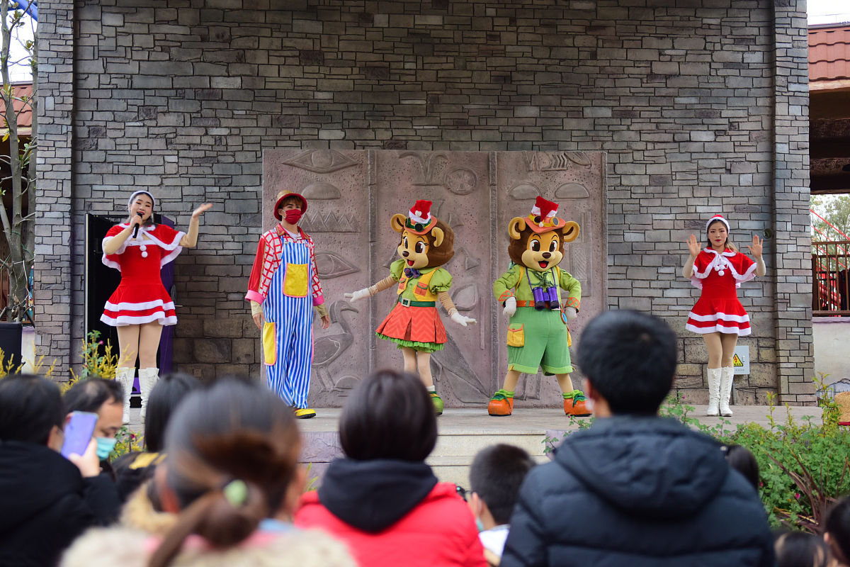 2020年12月26日,江苏苏州,大批游客来到苏州乐园森林世界游玩,园内梦