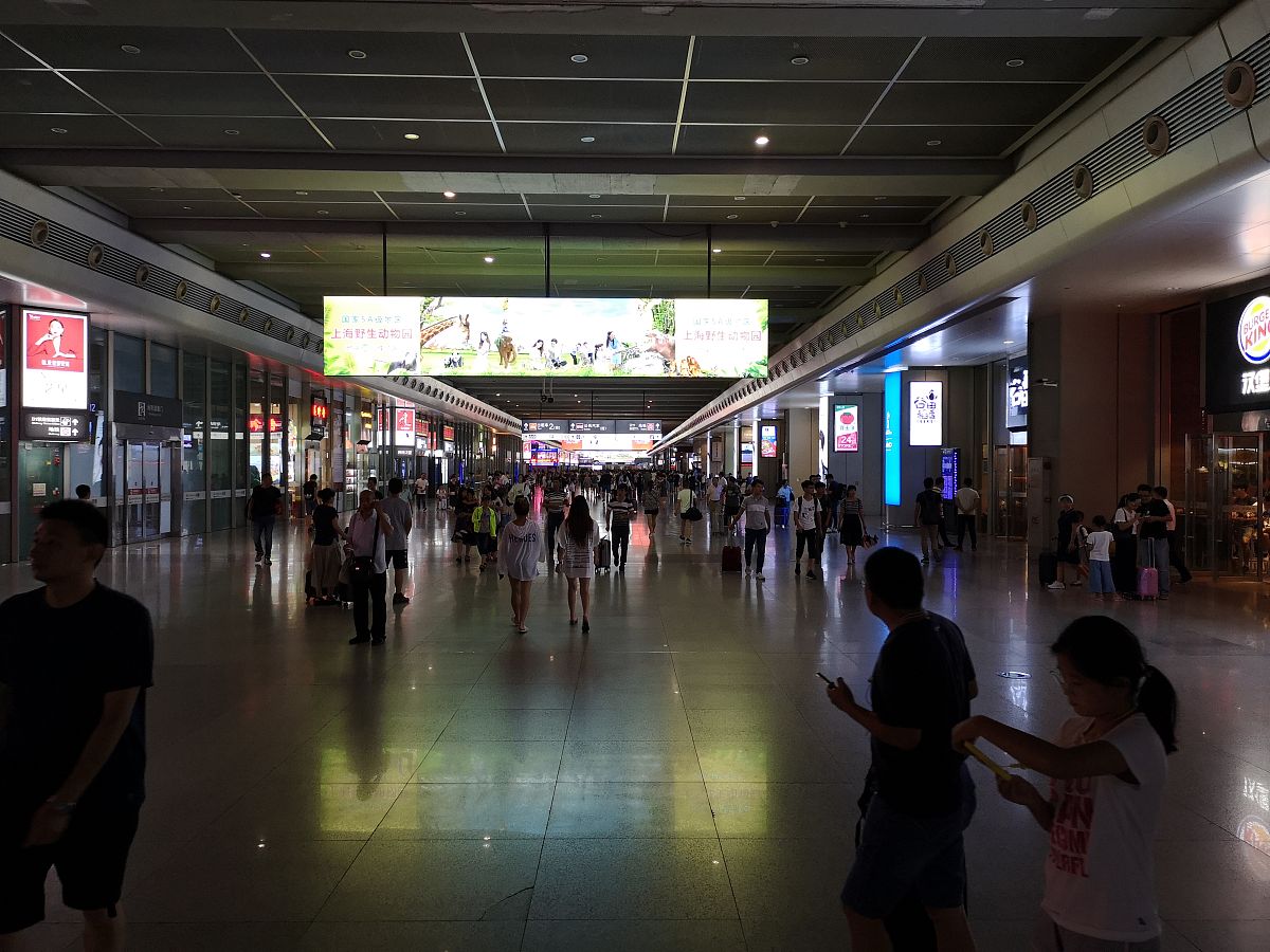 20条回复：深夜出站难上海虹桥火车站明起将加开地铁