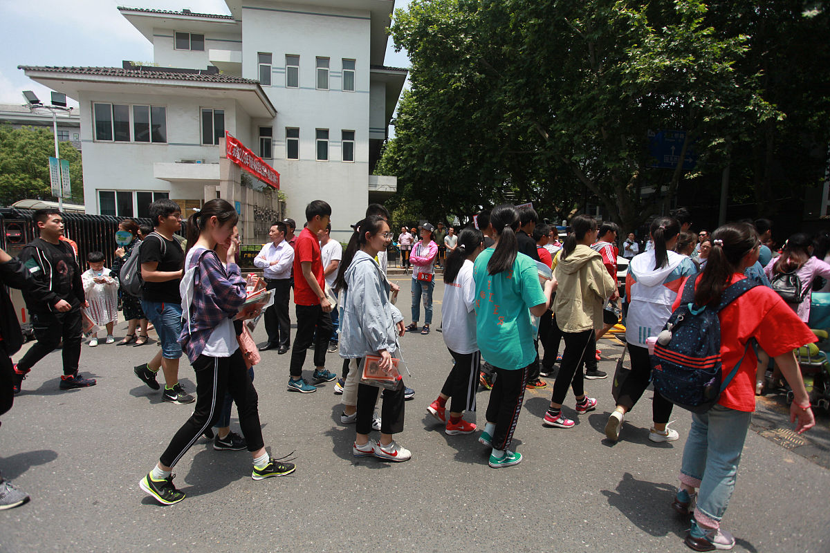 2019年6月7日,在扬州大学附属中学考点,结束首场科目考试的考生走出考