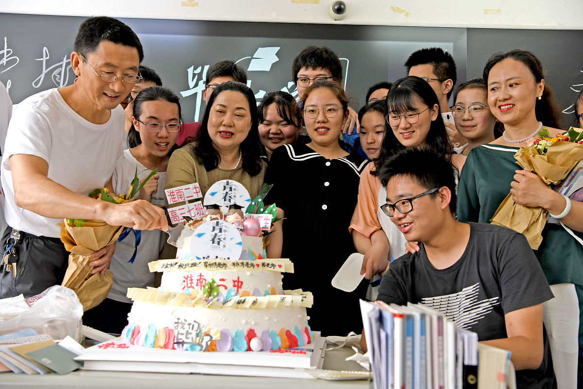 感人!老师送生日蛋糕,温暖小明成长之路 感人!老师送生日蛋糕,温暖小明成长之路