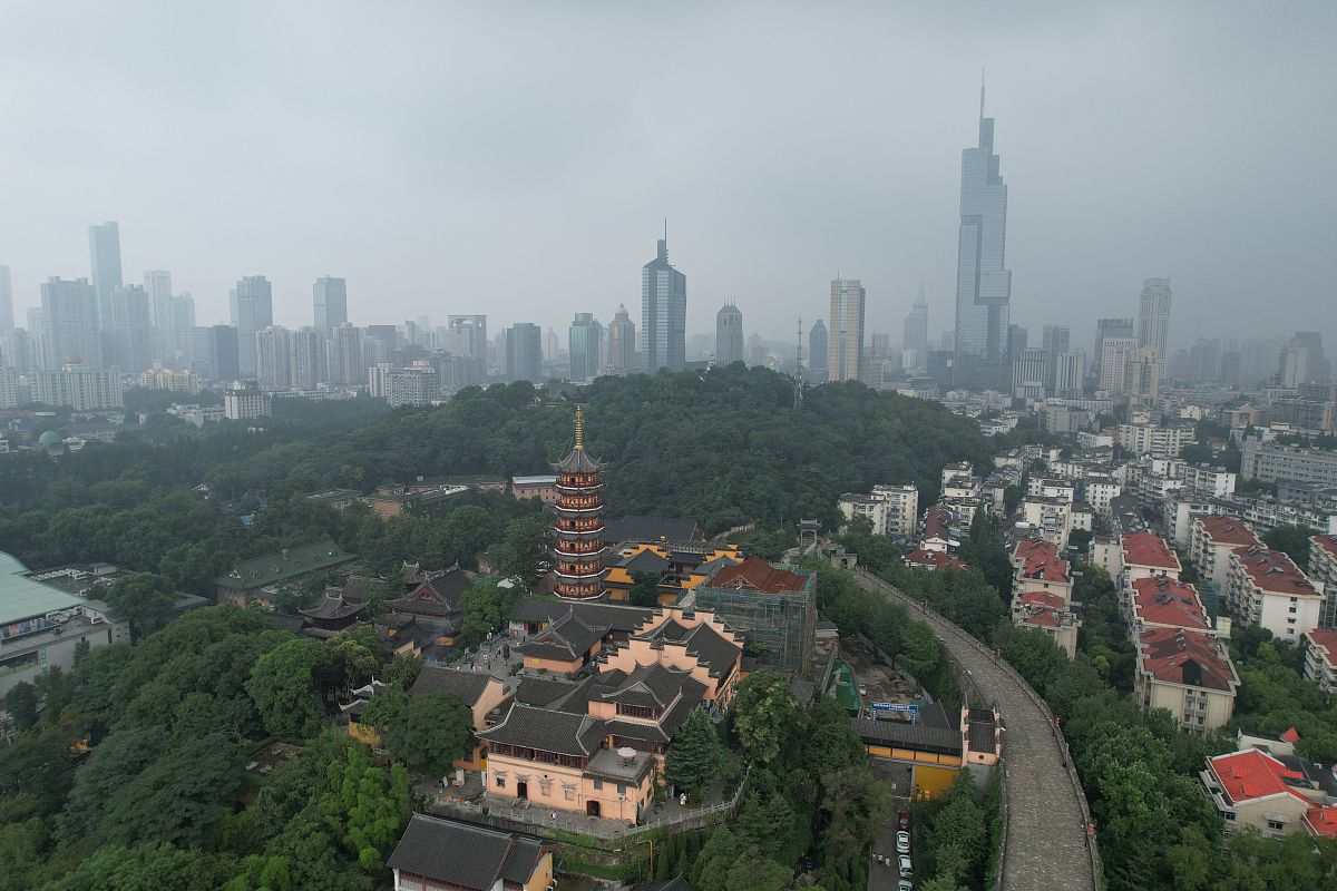 2021年6月28日,南京梅雨季节下的城市,绿化植被点缀城市.