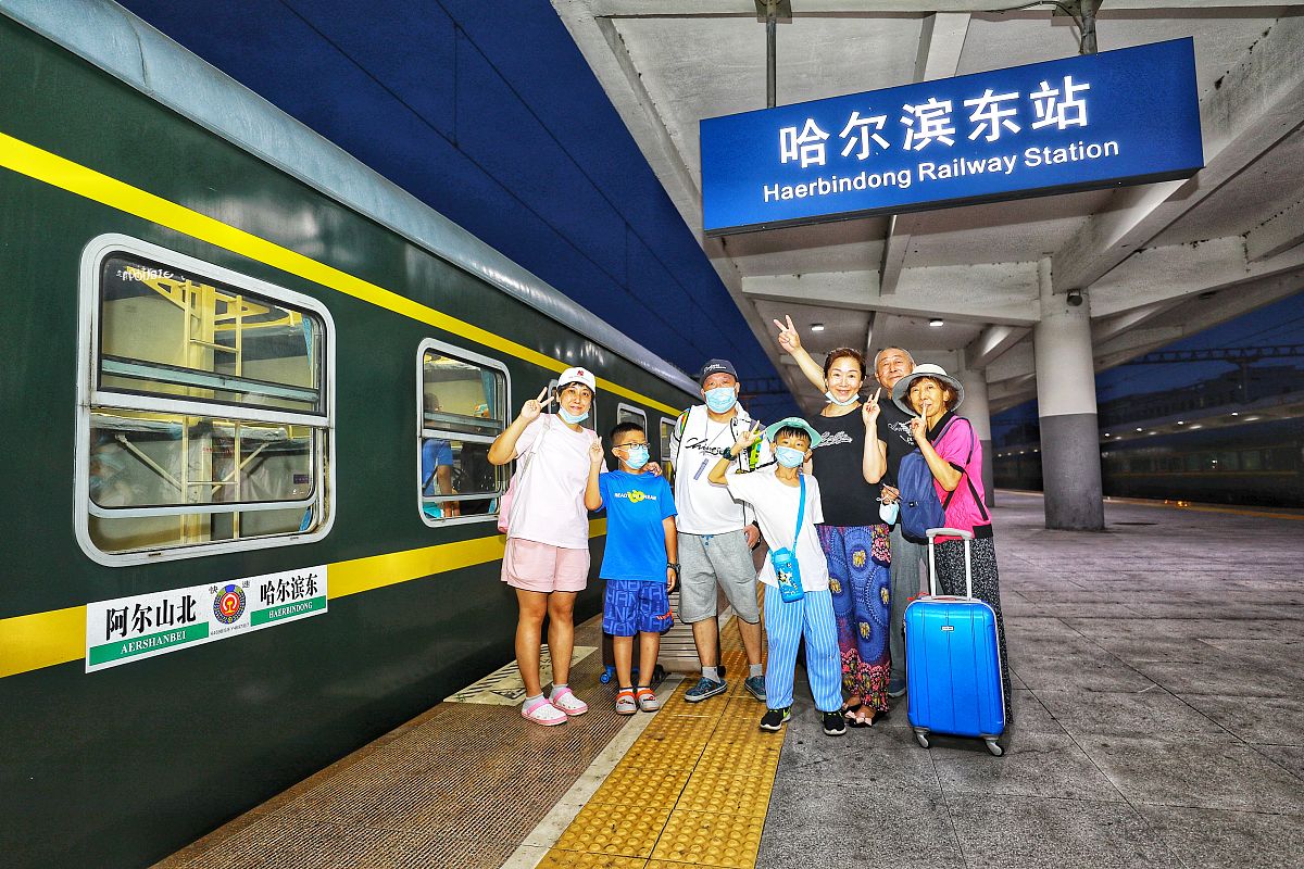 2021年7月15日,k4697次旅客列车缓缓驶离哈尔滨东站,满载500余名旅客