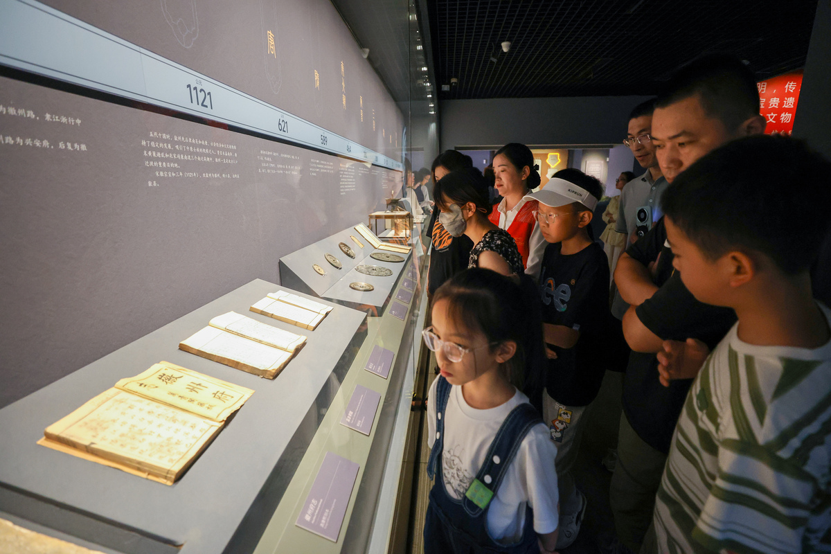 在三下乡社会实践活动中参观了中国印刷博物馆分馆体验了一次活字印刷术让我学到了