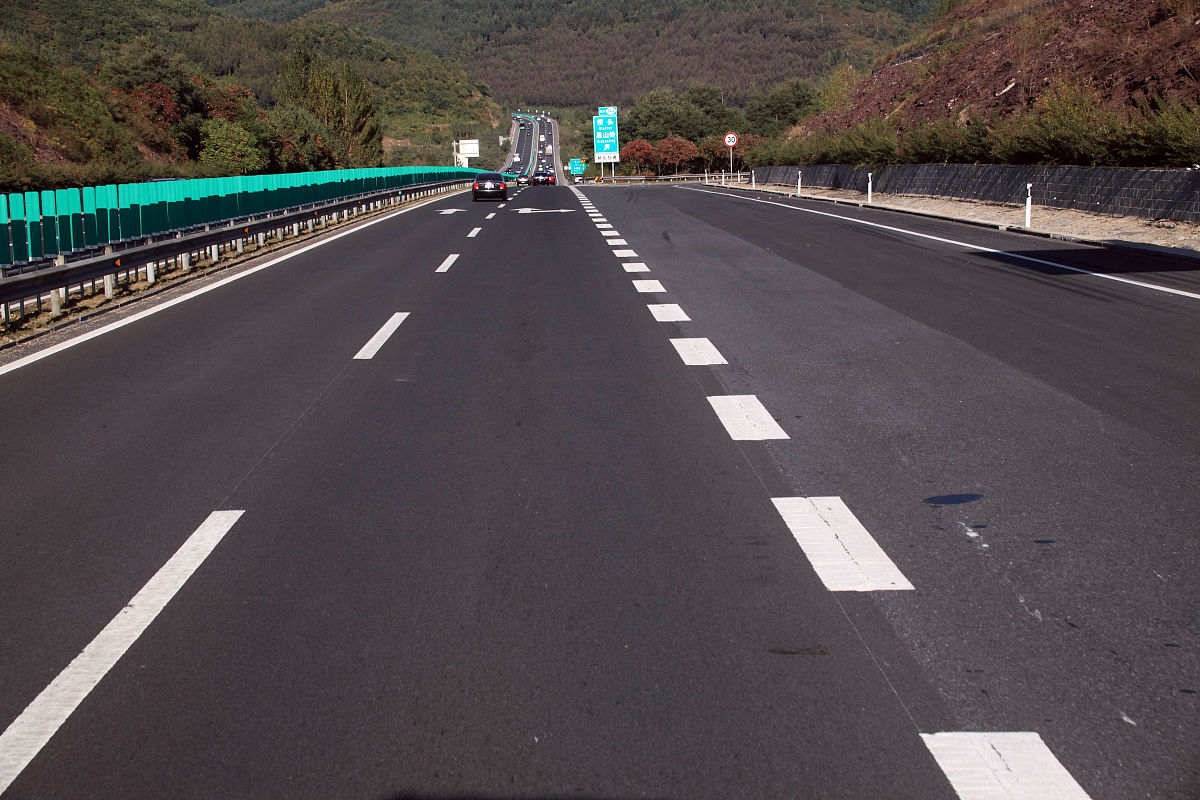 实习货车司机在高速车坏在第三车道 没报警 没打双闪 没放指示牌 司机还在车下修车 如果造成后车两人当场死亡构成什么 具体哪天法律详细点 高速交通大队责任划分55责任 过了行政附议期 应该去哪追责交通大队？