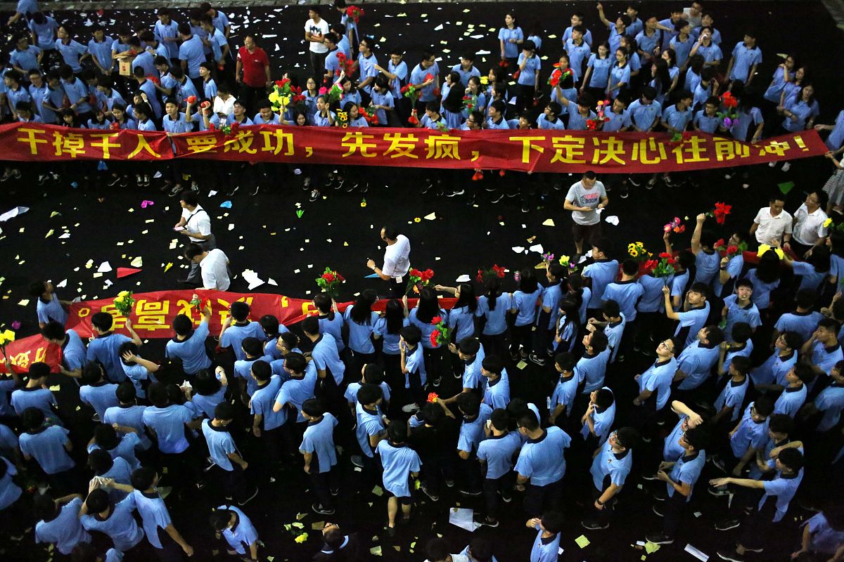 写10条发到微信群里的高考祝福语多用4字词语