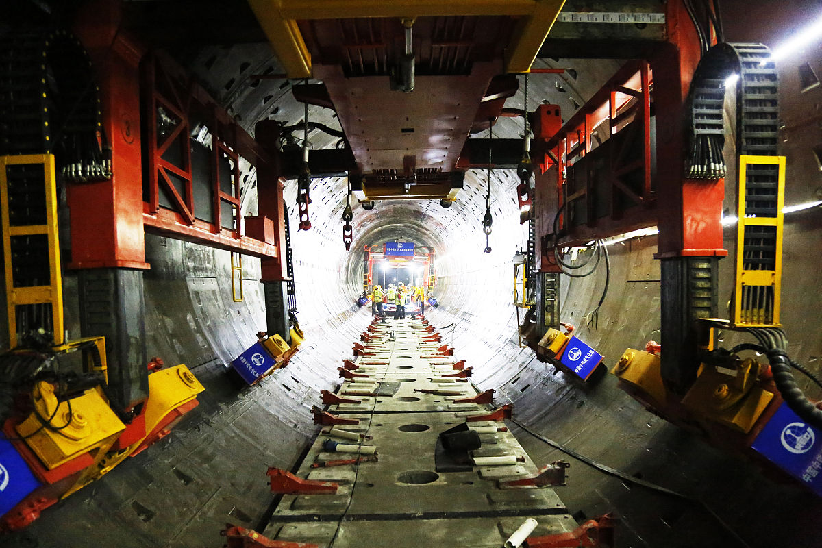 昆明高铁学校报名费用_昆明有航空学校吗