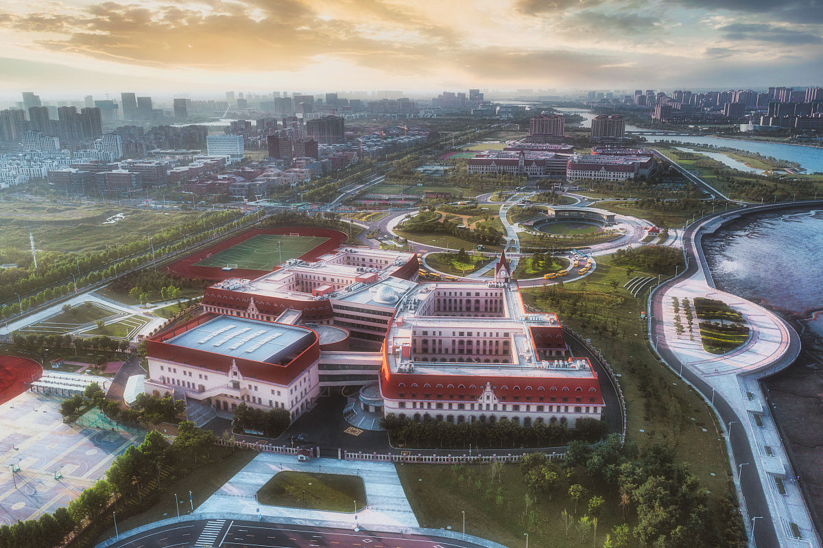 青岛西海岸新区黄海职业学校是民办学校还是公办学校？