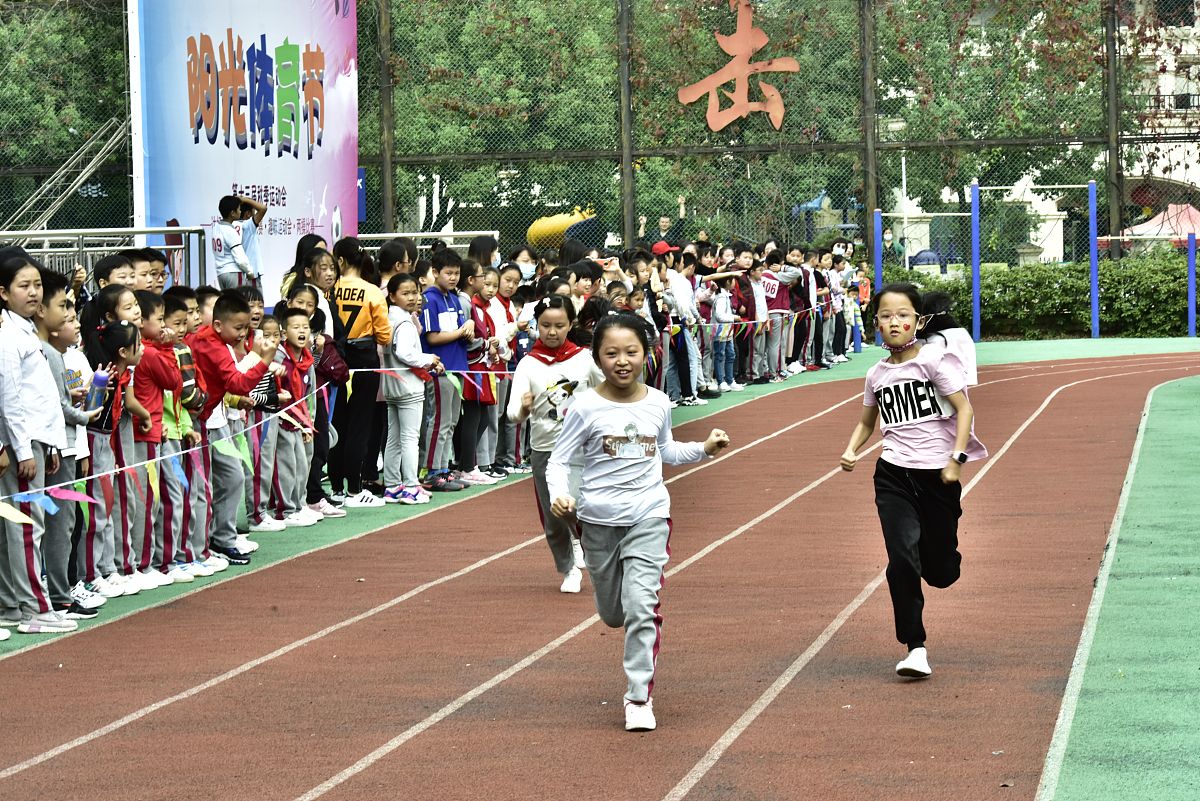 小学运动会四年级2班致运动员按项目撰写3篇