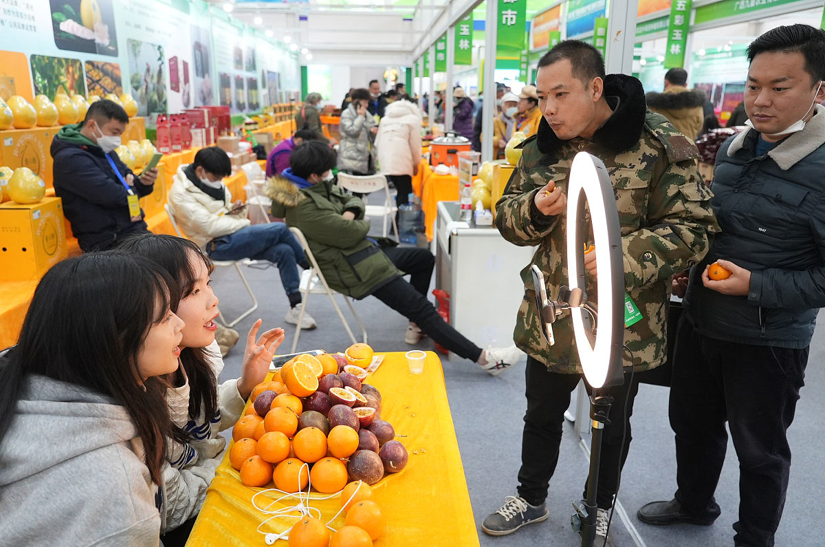 根据茶叶、芒果等广西家乡特产任选其一的介绍及亮点描述、视频展示等信息。构思你的直播场景、直播活动、直播话术撰写直播脚本；