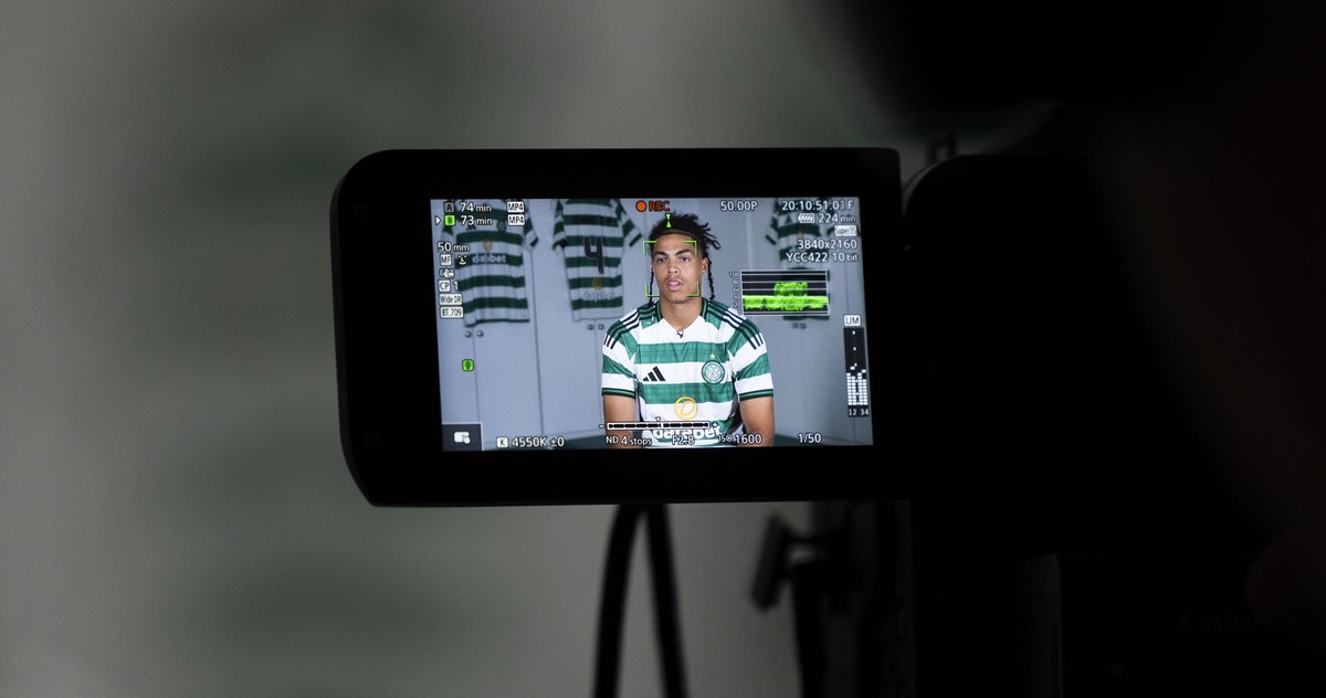 Three.js 场景创建：透视相机、轨道控制器及场景设置