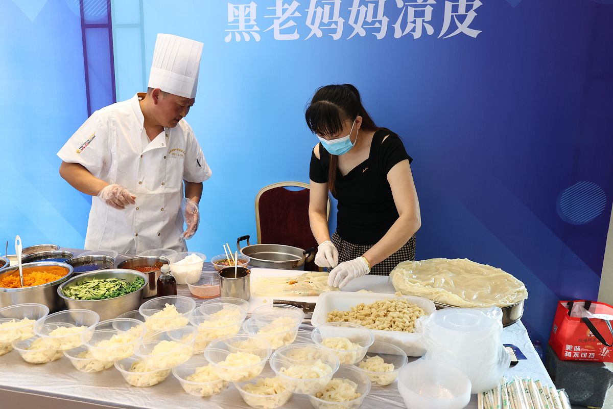 2021年6月24日,江苏徐州,牛蒡文化美食节上的各种美食.
