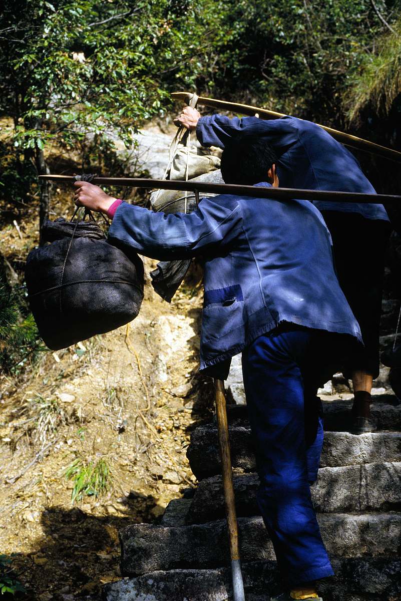 挑水老人：背后的重量远不止水
