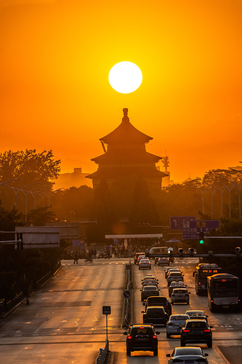 正午太阳高度变化的原因：地球公转与自转轴倾角