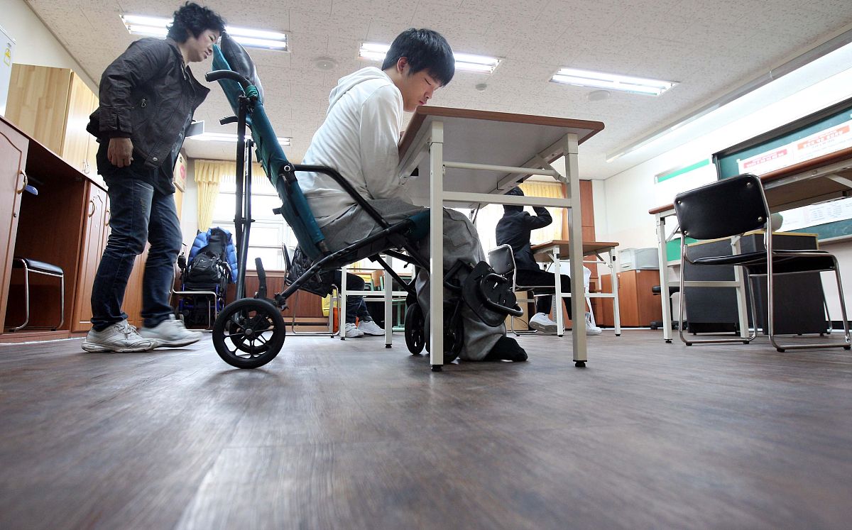 2009年11月12日,韩国首尔,韩国学生参加"2010大学入学考试".当日,约67