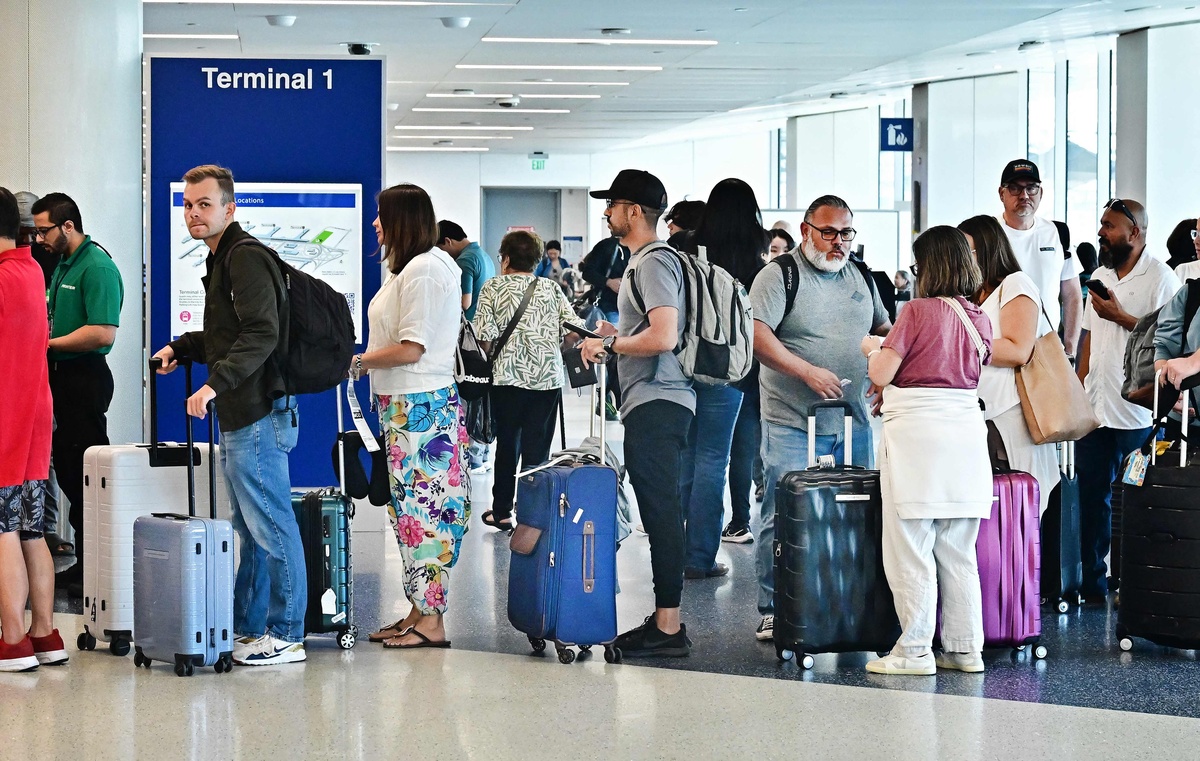 为了等2名外国人登机！300名华人苦等3个小时男子当场发飙4月8日航空公司为等2名外国人登机让300名乘客苦等3个小时引起了乘客的强烈不满和怒斥。一名男子当场发泄情绪指责航空公司不尊重乘客的时间和权益。他表示这种行为是不可接受的航空公司应该优先考虑乘客的需求和利益。此事引发了广泛关注和讨论许多人对航空公司的做法表示不满和愤怒。他们认为航空公司应该更加关注乘客的感受和需求而不是只顾着迎合外国人的要求