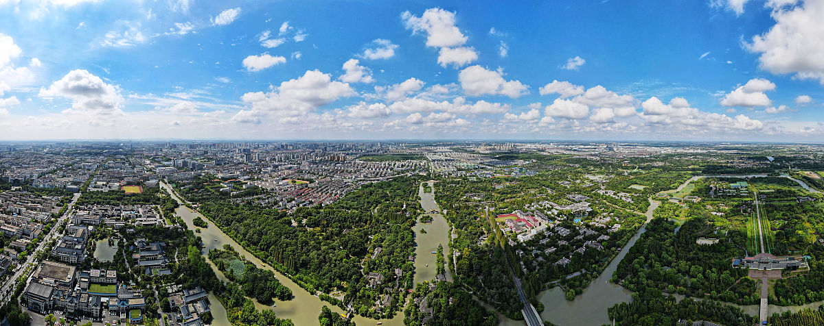 2020年9月13日,蓝天白云下的江苏扬州瘦西湖风景区.
