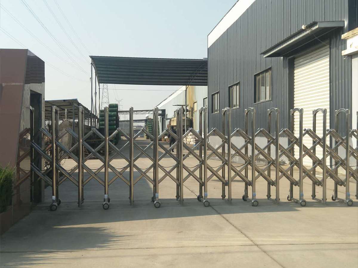 铝艺电动平移门工厂车间生产制作完成用木架打包即将上门送货安装