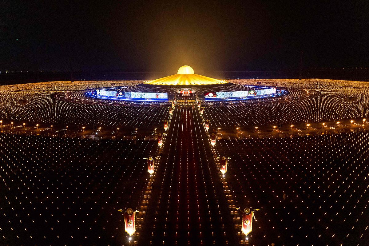 当地时间2022年2月16日,泰国巴吞他尼府,泰国僧侣在法身寺(wat dhamma