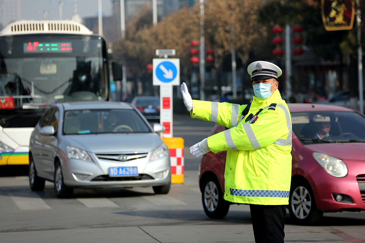 山东交警用210字帮我详细描述