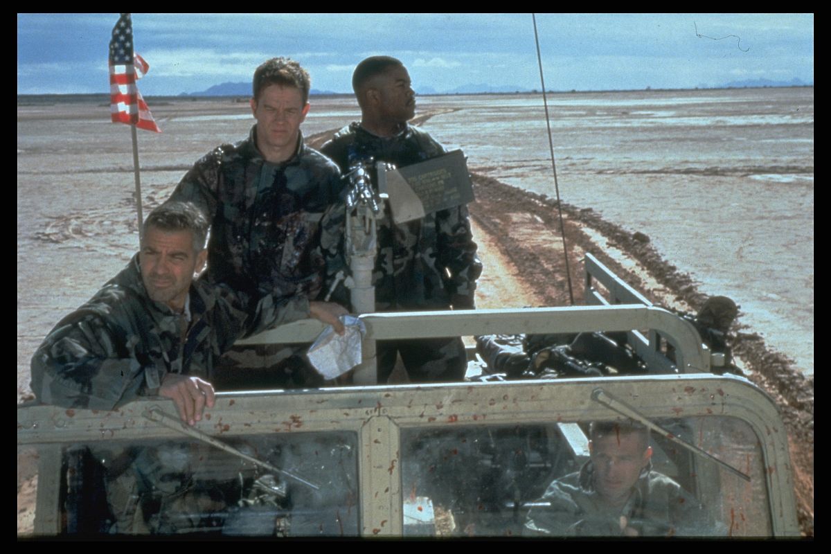 在美国电影黑鹰坠落中是如何体现个人英雄主义的