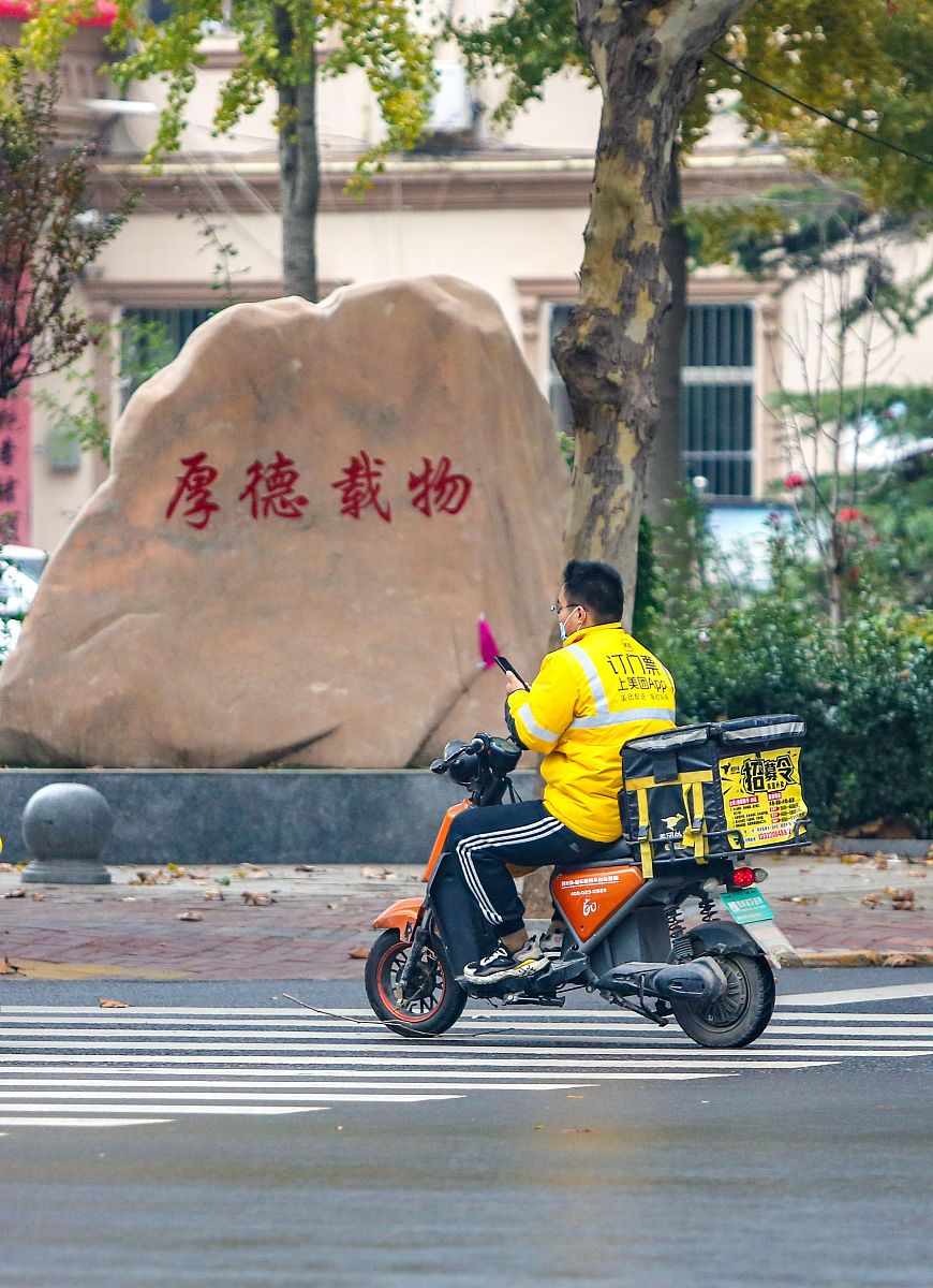 站长直面回应:外卖小哥遭差评降级事件引发社会关注