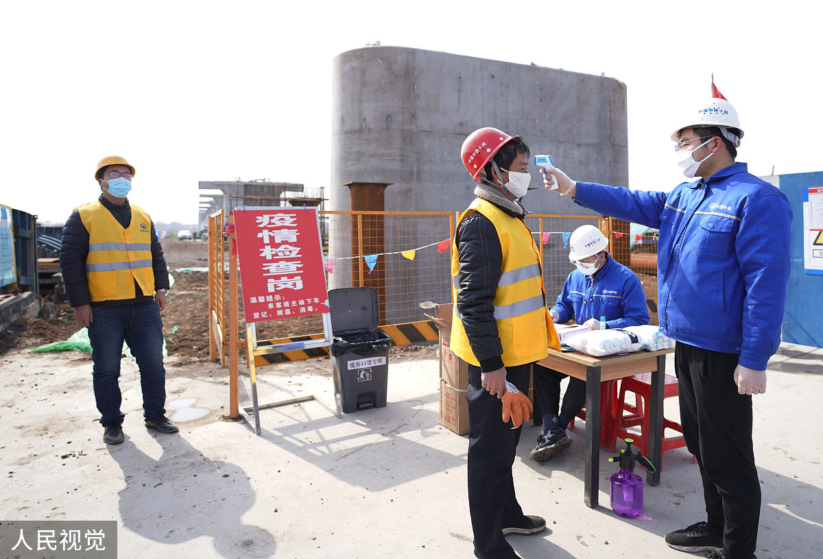 2020年2月26日,山东滨州,邹平市的中铁十局货运铁路专用线项目跨308国