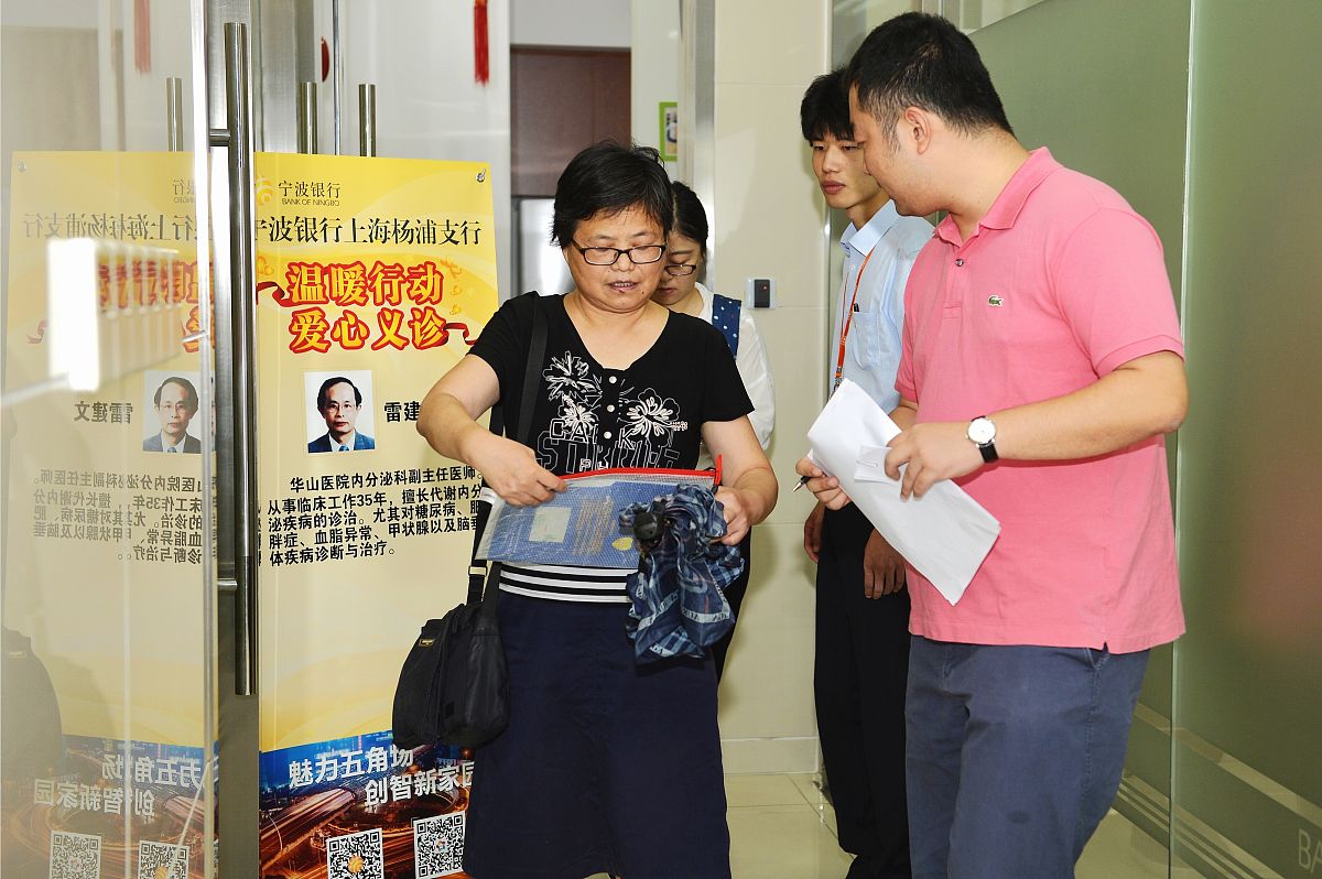 学校要对寝室各宿管员进行评选评选出最美家长各宿管员在规定时间内将个人事迹和照片上传给工作人员工作人员收齐材料后将所有宿管员的个人事迹进行网上投票大众投票根据投票结果选出10名最美家长请写一份策划案