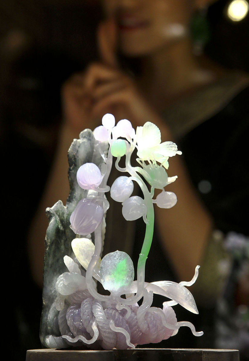 2011年10月18日,北京故宫博物院首次永久收藏当代翡翠艺术作品,来自台