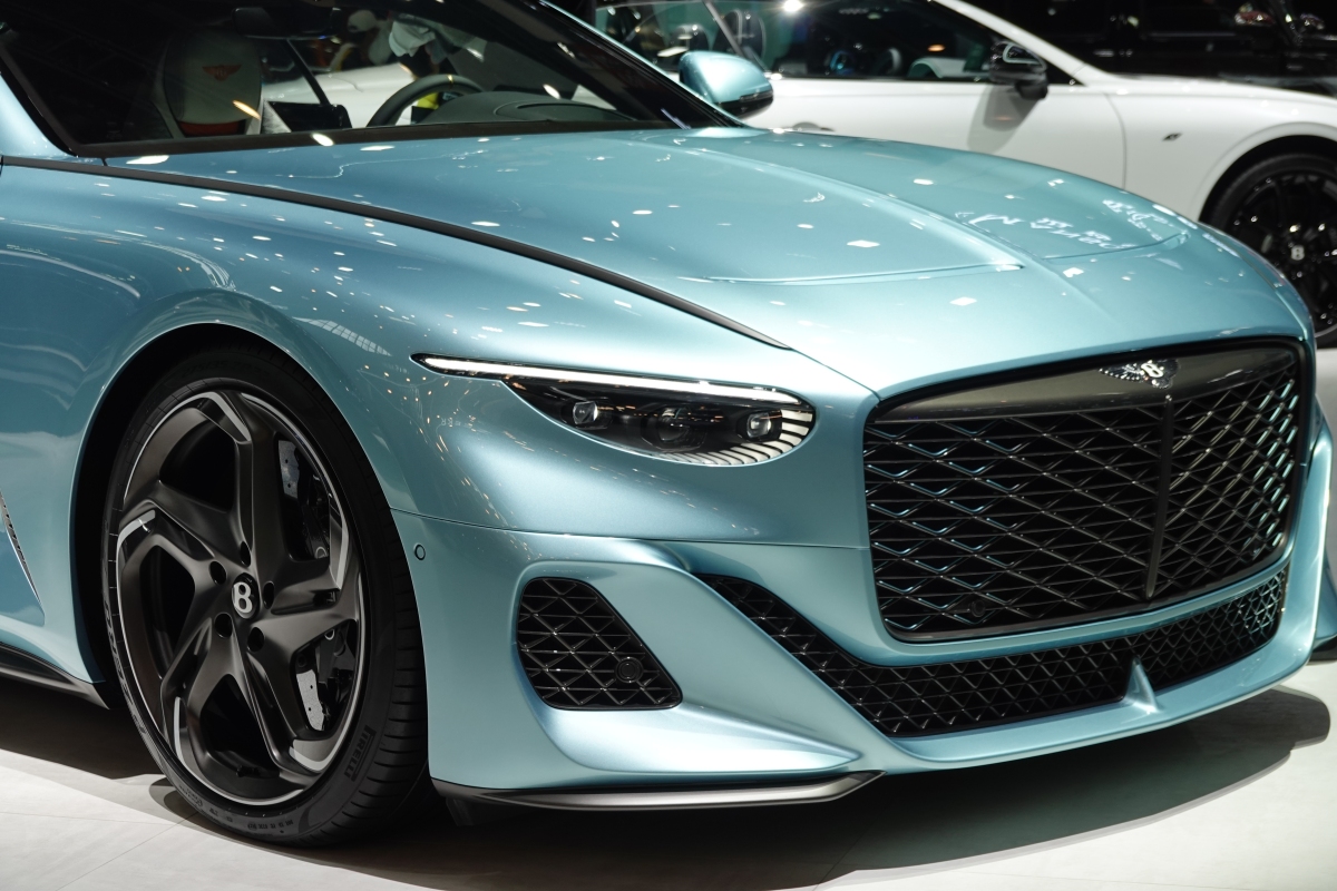 寺庙僧人开宾利:传统与现代的交融,还是信仰与物欲的冲突?