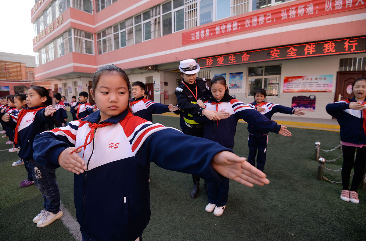 2019年3月25日,河北省邯郸市火磨小学的学生们在学习交通指挥手势.