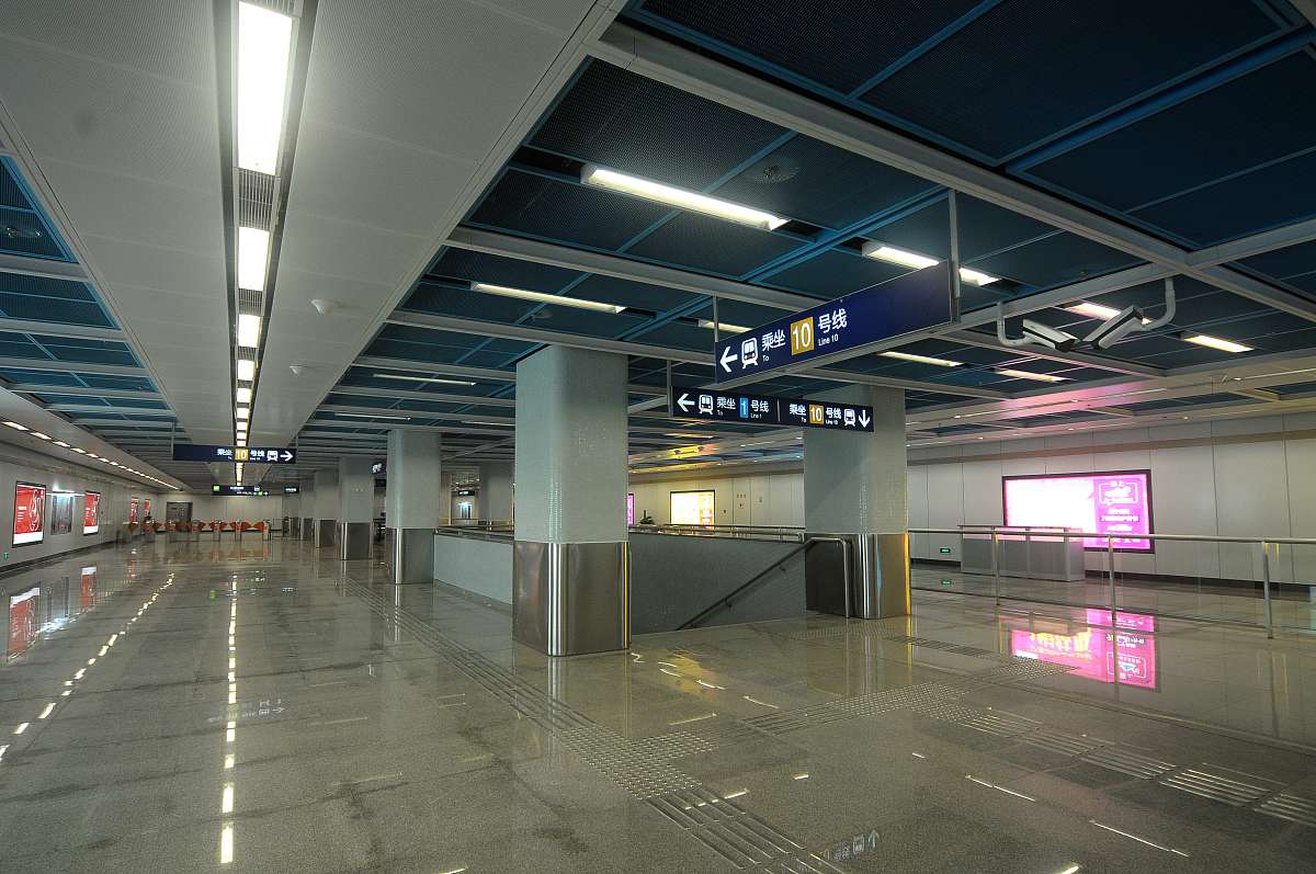 介绍一些新技术在改善南京南地铁站内部环境方面的应用如智能照明、空气净化系统等。 1000字